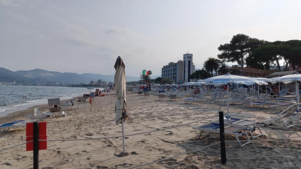 Karina, To The Beach With Terrace And Private Parking Savona Exterior photo