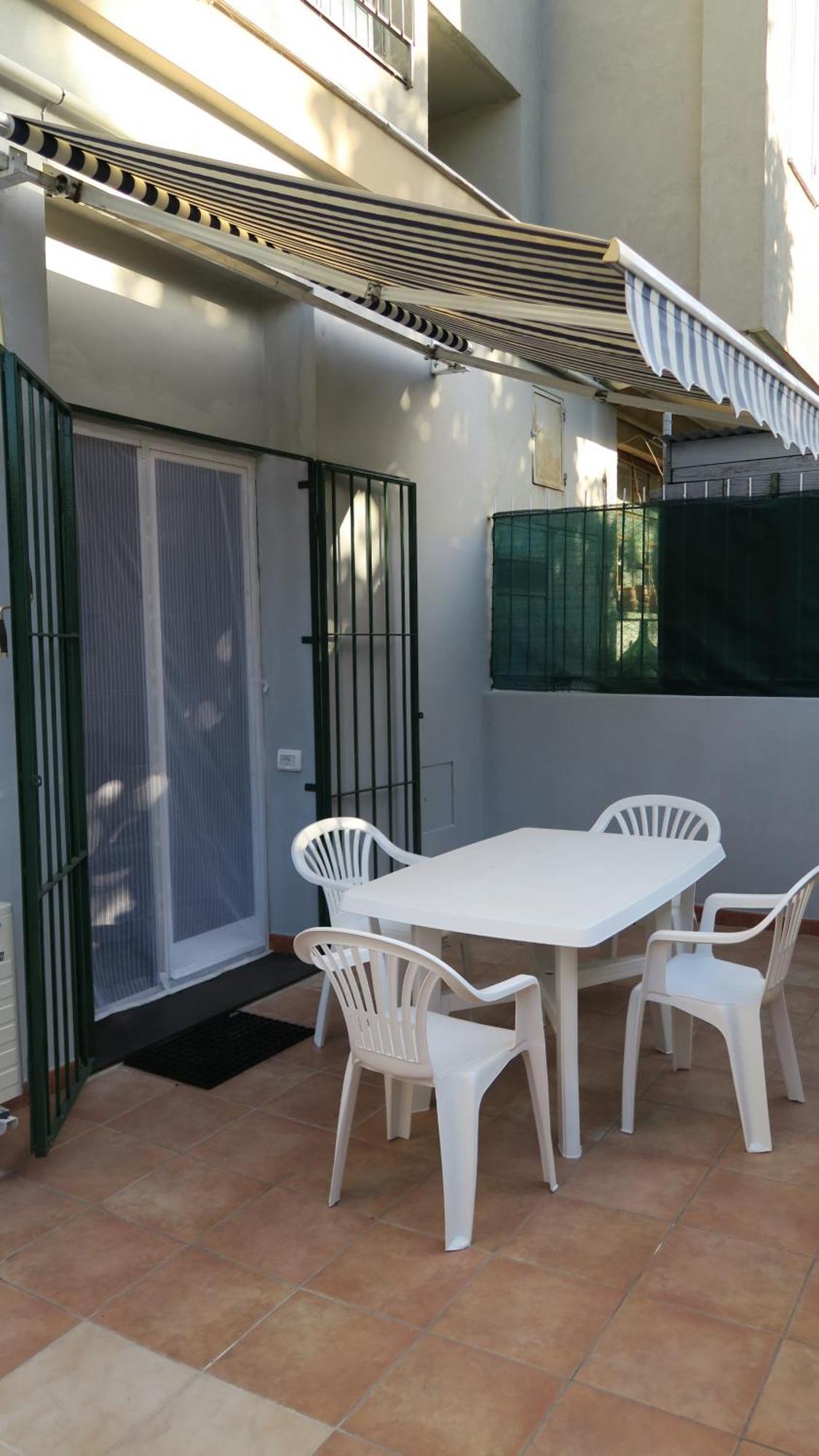 Karina, To The Beach With Terrace And Private Parking Savona Exterior photo